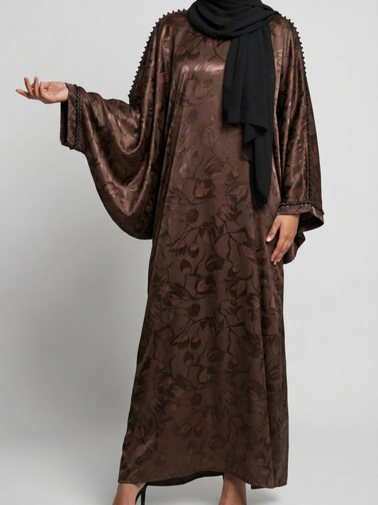 "Farasha-stil abaya i mjuk jacquard satinblandning med broderade detaljer, kombinerad med matchande sjal, Dubai-inspirerad design"