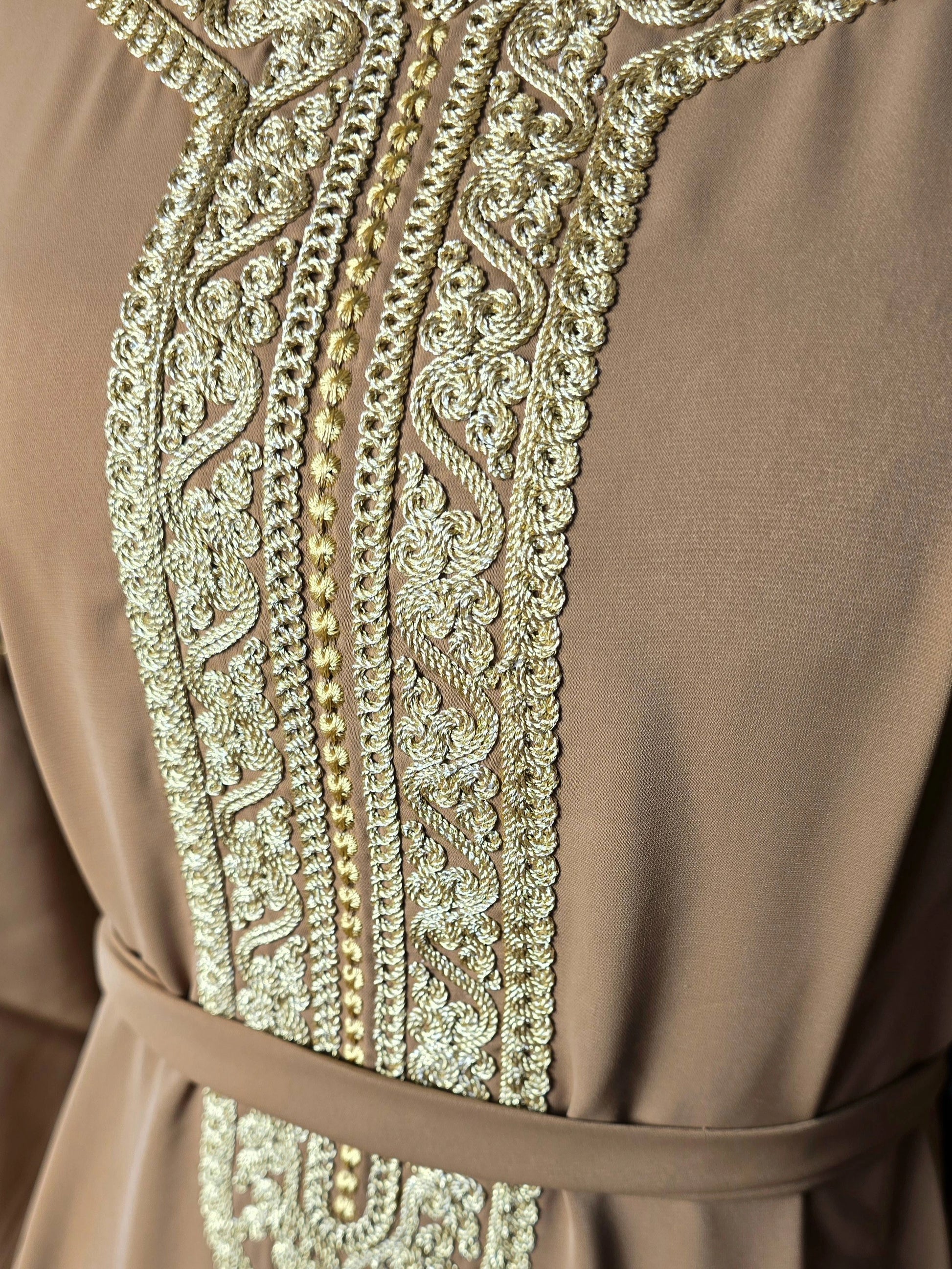 Elegant marockansk kaftan i premium crêpe med broderade ärmar
