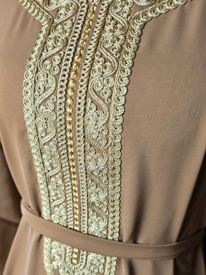 Elegant marockansk kaftan i premium crêpe med broderade ärmar