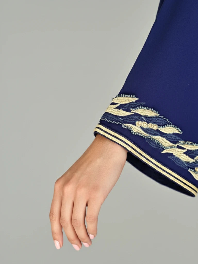 قفطان مغربي فاخر مطرز مع حزام مصنوع يدويًا في المغرب. متوفر في السويد الدنمارك والنرويج