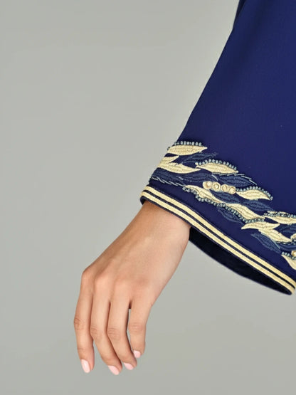 قفطان مغربي فاخر مطرز مع حزام مصنوع يدويًا في المغرب. متوفر في السويد الدنمارك والنرويج