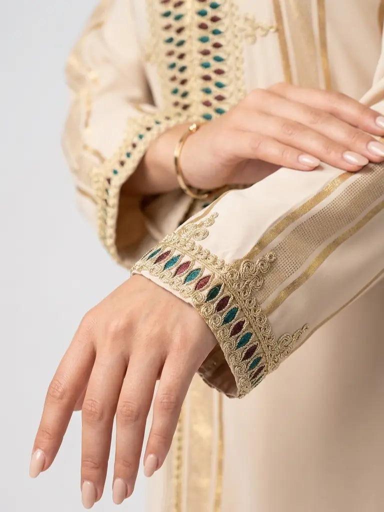 Lyxig marockansk kaftan med vackra broderade detaljer på bröst och ärmar, tillverkad i exklusivt crêpetyg.