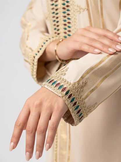 Lyxig marockansk kaftan med vackra broderade detaljer på bröst och ärmar, tillverkad i exklusivt crêpetyg.