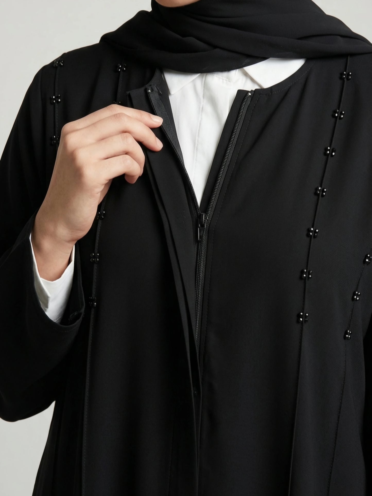 Dubai-abaya med fullängdsdragkedja som kan bäras öppen eller stängd