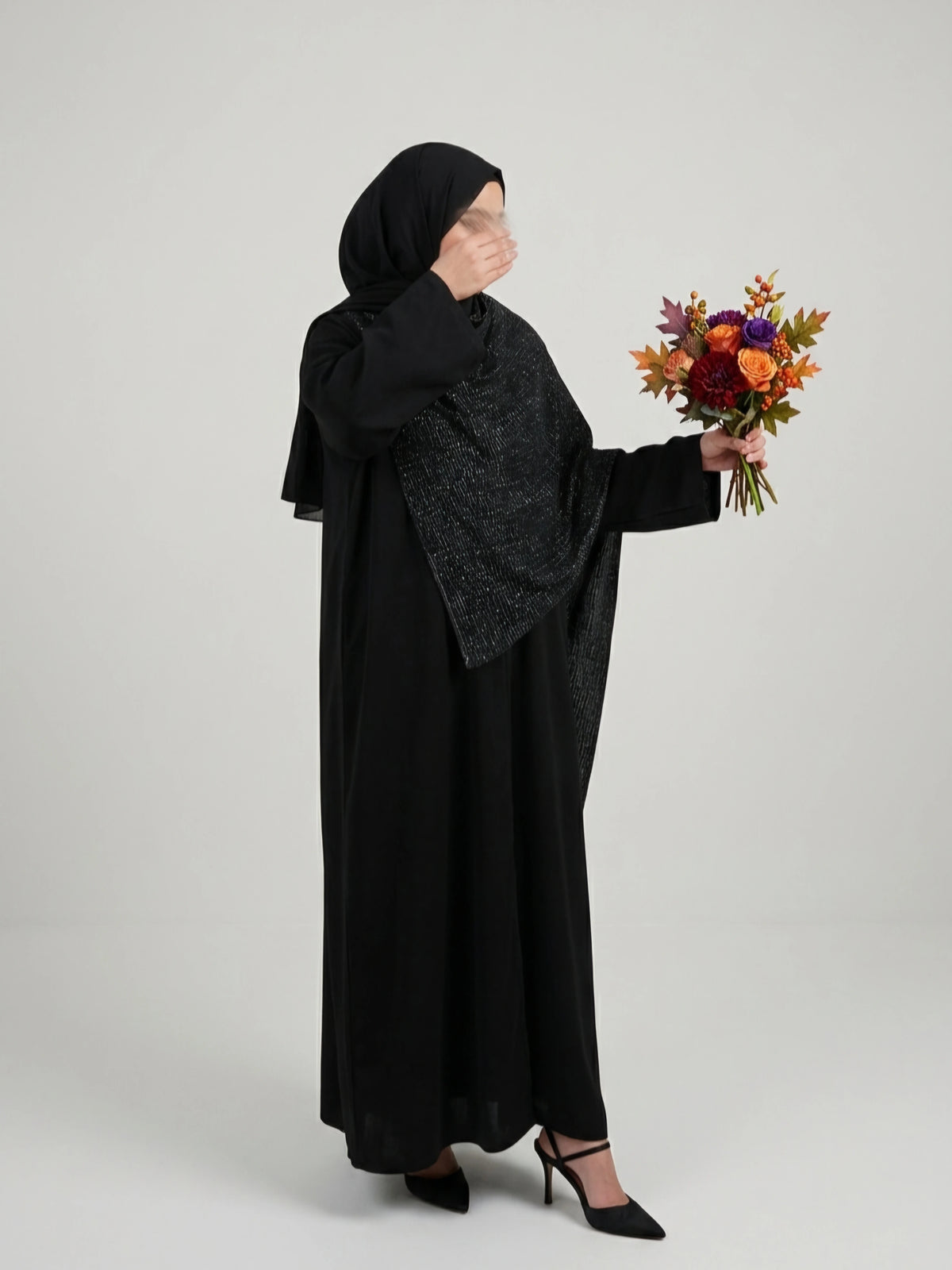 Elegant svart öppen abaya tillverkad i Dubai med matchande hijab