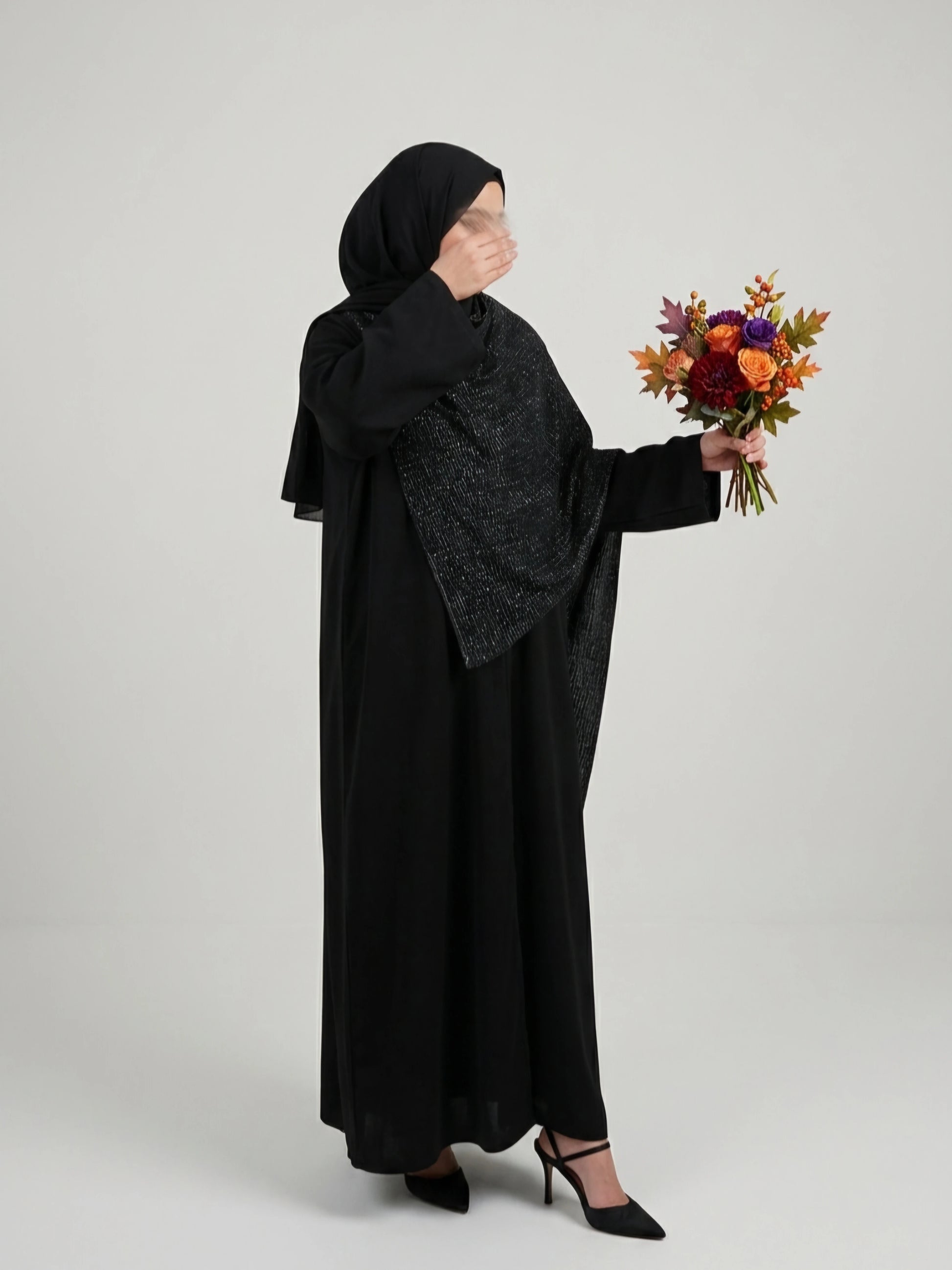 Elegant svart öppen abaya tillverkad i Dubai med matchande hijab