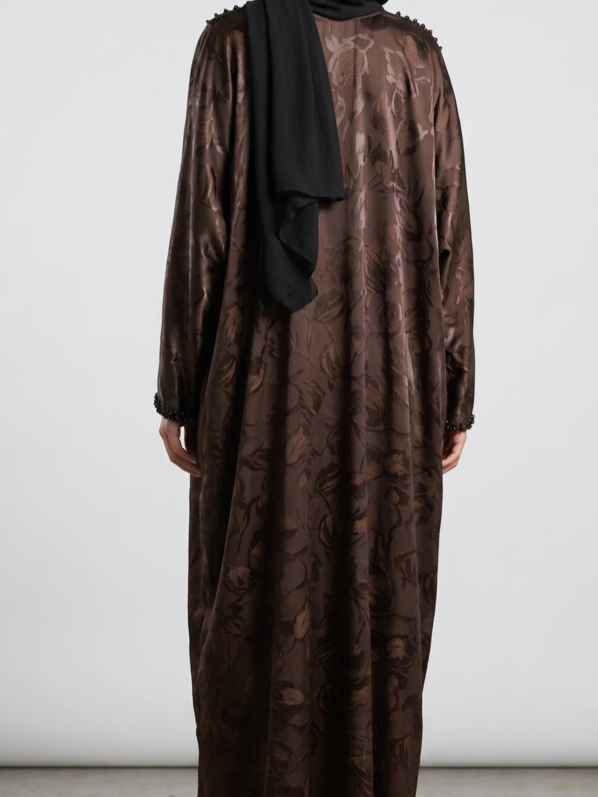 Elegant fjärilsformad (farasha) abaya online med detaljerat broderi på premium jacquard satinblandning, matchande sjal — abaya Sverige, Dubai-kollektion"