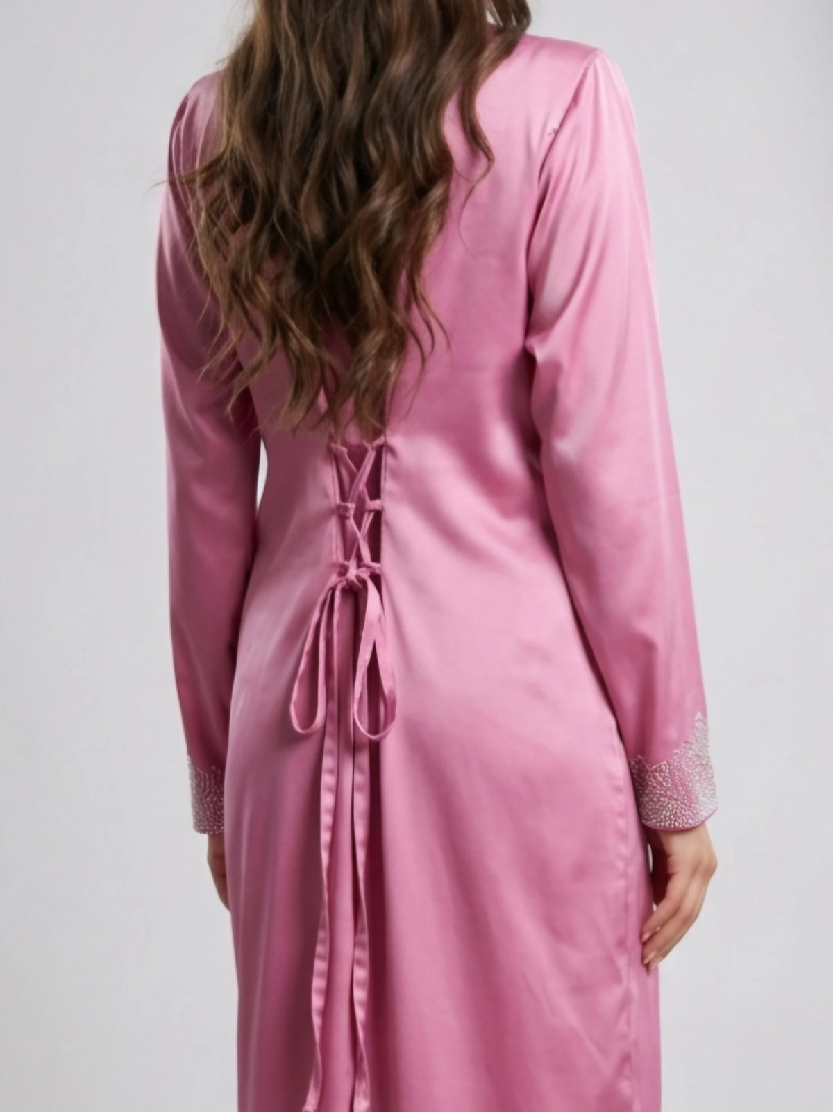 Rosa abaya med diamantstrass och broderade ärmslut – exklusiv muslimsk klänning online"