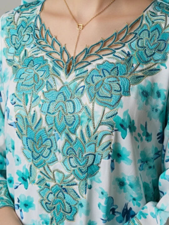 Lyxig arabisk kaftanklänning i siden med detaljerat bröstbroderi