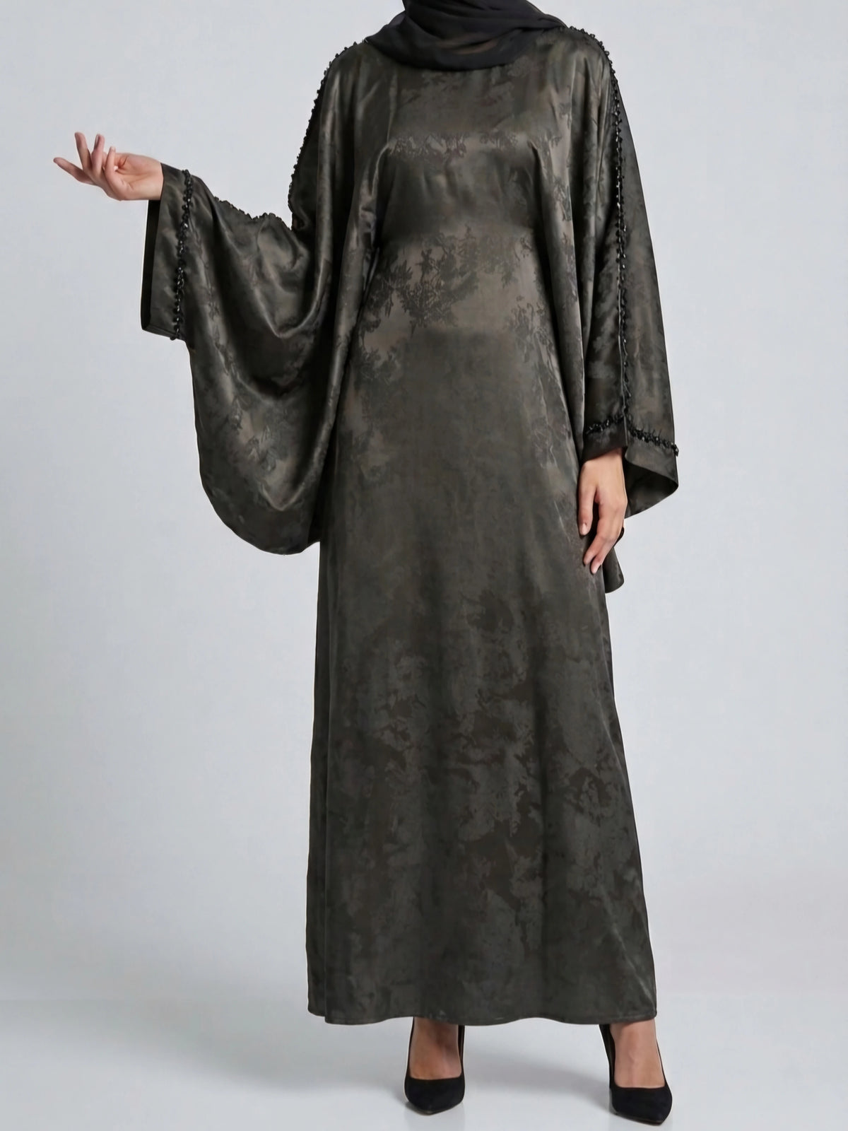Lyxig butterfly-abaya med vackert broderi i mjukt Jacquard Satin Blend-tyg för kvinnor i Sverige