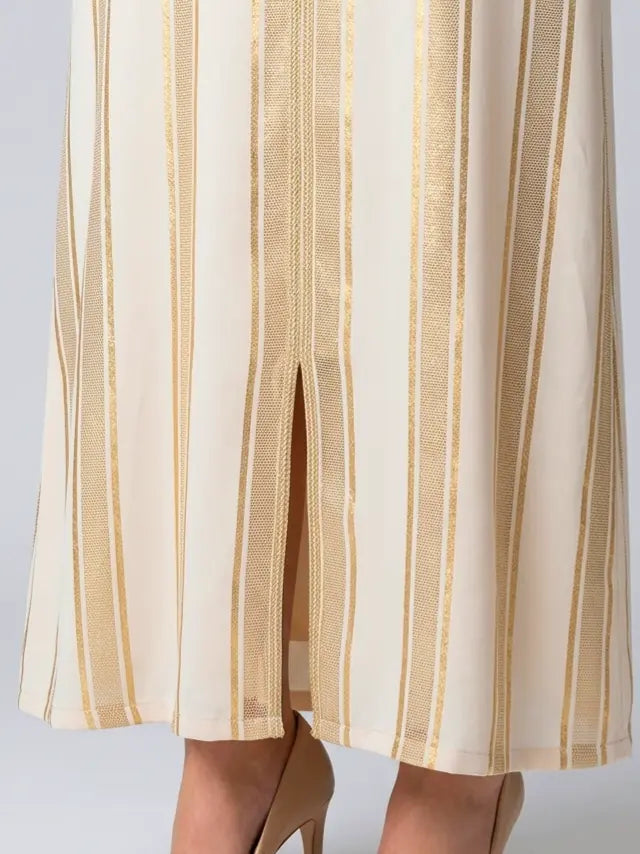 Elegant jelabeya med långa ärmar, dekorativa broderier och matchande bälte – perfekt för Eid och festliga tillfällen.