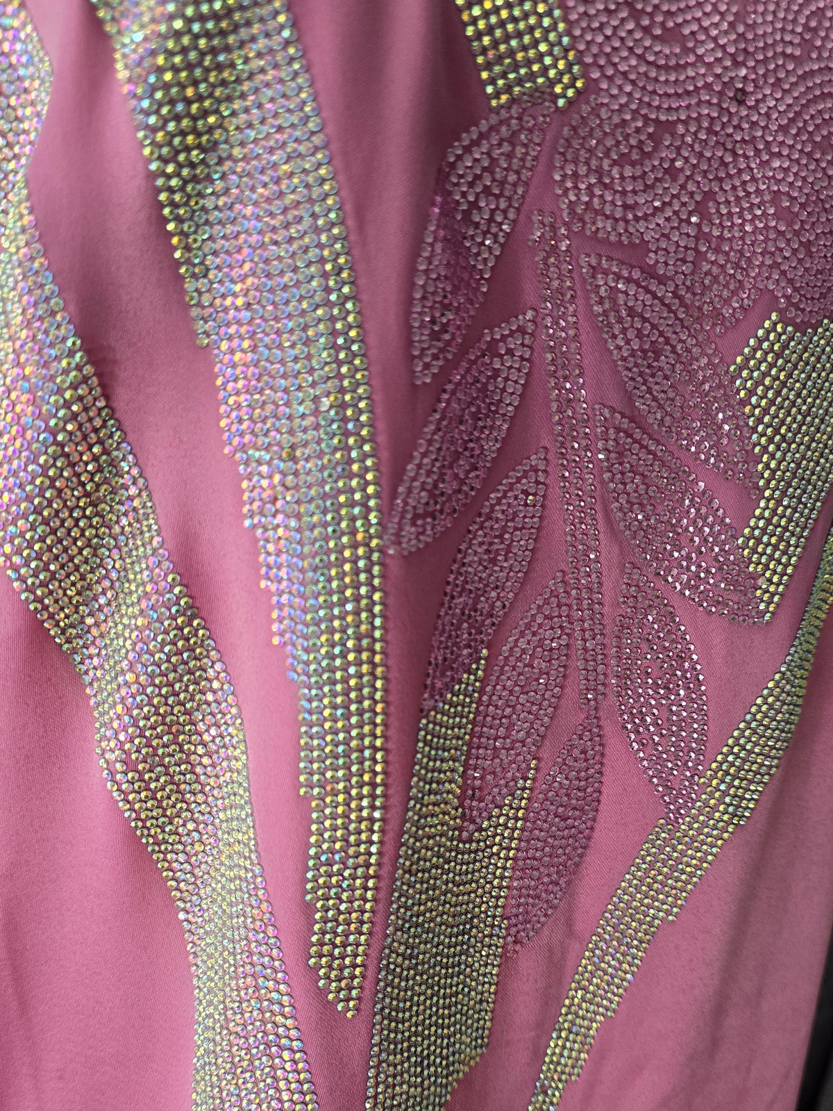 Rosa abaya med silverdetaljer och V-ringning – elegant kaftan i satin för dam"